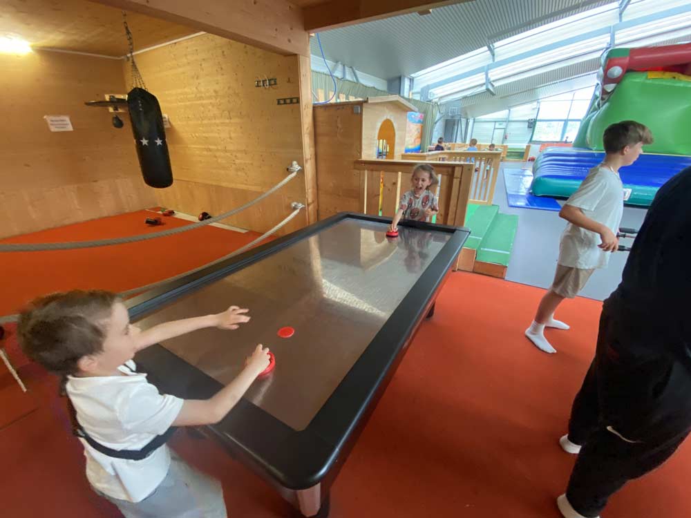 Airhockey spielen in der Spielarena Bad Wiessee