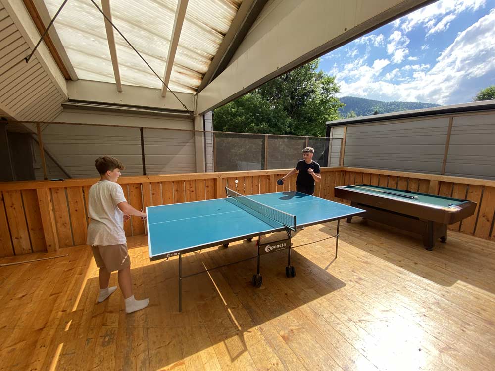 Tischtennis in der Spielarena Tegernsee spielen bei geöffnetem Hallendach